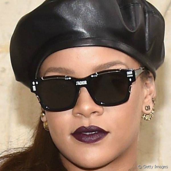Rihanna escolheu um esmalte verde bandeira, escuro e de acabamento cremoso para assistir aos desfiles da Semana de Moda de Paris (Foto: Getty Images)
